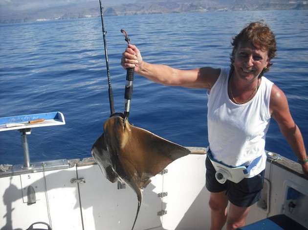 GEMENSAM STINGRAY 90 KILO Idag hade vi ett bra fiske - Cavalier & Blue Marlin Sport Fishing Gran Canaria