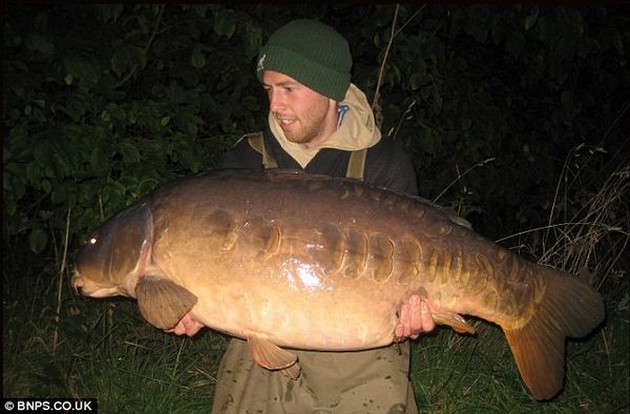 Engelse sportvisser vangt 57 pond karper Cavalier & Blue Marlin Sport Fishing Gran Canaria