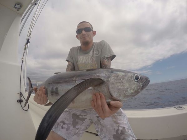 Atún blanco - Adam Rudge atrapó a este Alabore en su cumpleaños número 30 Pesca Deportiva Cavalier & Blue Marlin Gran Canaria