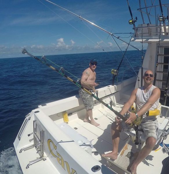 Matthew aus Schweden kämpft gegen seinen Roten Thun Cavalier & Blue Marlin Sport Fishing Gran Canaria