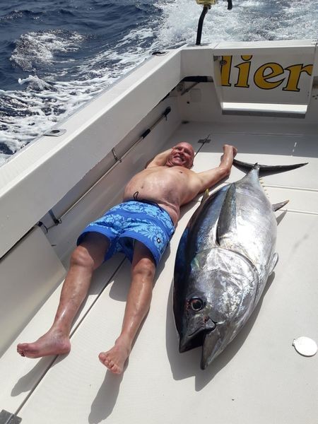 90 kg de atún ojo grande Cavalier & Blue Marlin Sport Fishing Gran Canaria