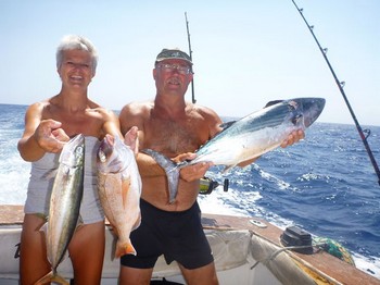 Lyckliga fiskare Cavalier & Blue Marlin Sport Fishing Gran Canaria