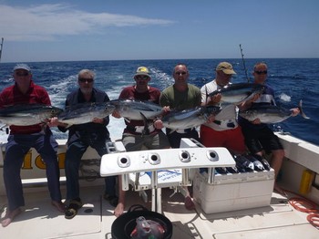 Bien hecho !! - 6 pescadores satisfechos a bordo del barco Cavalier Pesca Deportiva Cavalier & Blue Marlin Gran Canaria
