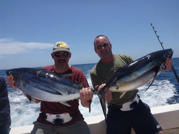 Atún blanco - ¡Dos amigos pescadores están mostrando su captura! Pesca Deportiva Cavalier & Blue Marlin Gran Canaria