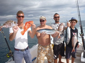 Zufriedene Angler - Zufriedene Angler an Bord der Cavalier Cavalier & Blue Marlin Sportfischen Gran Canaria