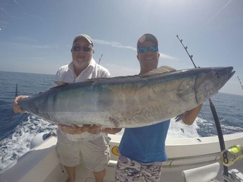 Wahoo: Hafid y Johan están mostrando su captura Pesca Deportiva Cavalier & Blue Marlin Gran Canaria